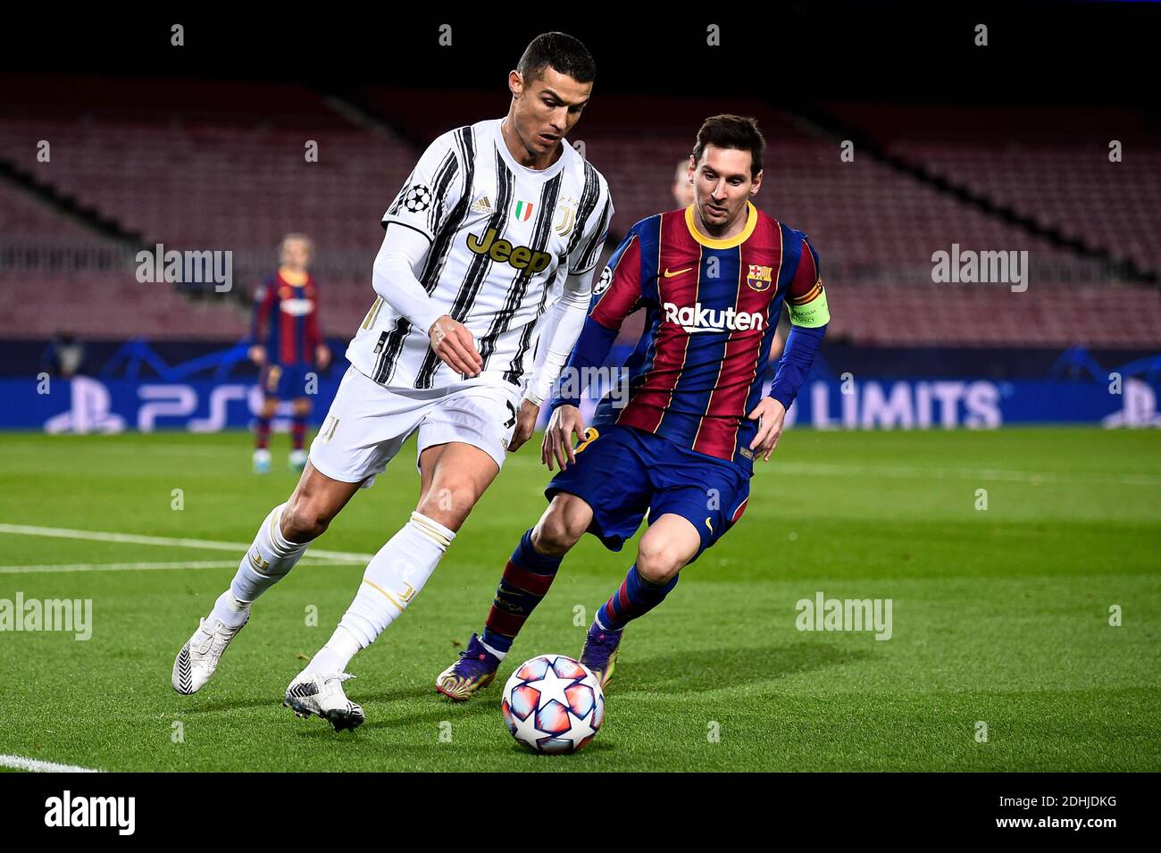 Barcellona, Spagna - 08 dicembre 2020: Cristiano Ronaldo (L) della Juventus FC viene sfidato da Lionel messi del FC Barcelona durante la partita di calcio della UEFA Champions League Group G tra FC Barcelona e Juventus. La Juventus FC ha vinto nel 3-0 il FC Barcelona. Credit: Nicolò campo/Alamy Live News Foto Stock