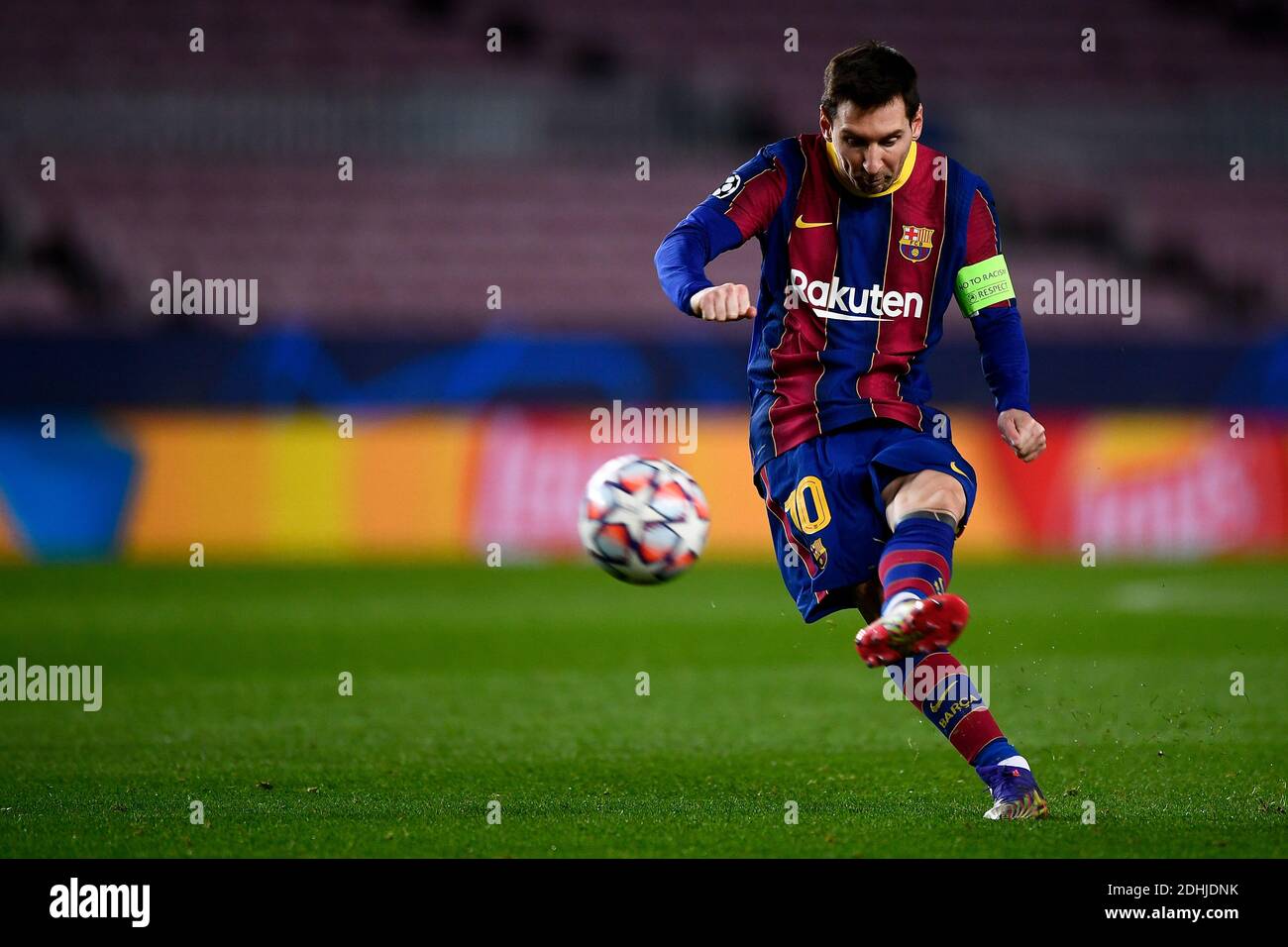 Barcellona, Spagna - 08 dicembre 2020: Lionel messi del FC Barcelona calcia il pallone durante la partita di calcio del gruppo G UEFA Champions League tra il FC Barcelona e la Juventus. La Juventus FC ha vinto nel 3-0 il FC Barcelona. Credit: Nicolò campo/Alamy Live News Foto Stock