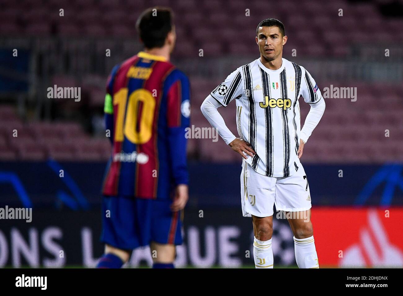 Barcellona, Spagna - 08 dicembre 2020: Cristiano Ronaldo (R) della Juventus FC e Lionel messi del FC Barcelona sono presenti durante la partita di calcio della UEFA Champions League Group G tra FC Barcelona e Juventus. La Juventus FC ha vinto nel 3-0 il FC Barcelona. Credit: Nicolò campo/Alamy Live News Foto Stock