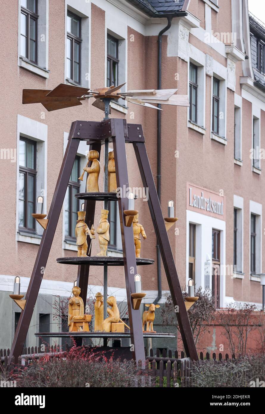 Stollberg, Germania. 11 Dicembre 2020. Una piramide di Natale ruota di fronte all'ufficio distrettuale. L'Erzgebirgskreis stringe le sue regole Corona. Dal 12.12.2020, le maschere saranno obbligatorie ovunque all'aperto. Come in altri locali della corona sassone, il servizio e il consumo di alcol in pubblico saranno vietati. Casa o appartamento non può più essere lasciato senza una buona ragione. Le persone che non hanno una residenza permanente nell'Erzgebirgskreis non possono entrare senza buoni motivi. Credit: Jan Woitas/dpa-Zentralbild/dpa/Alamy Live News Foto Stock