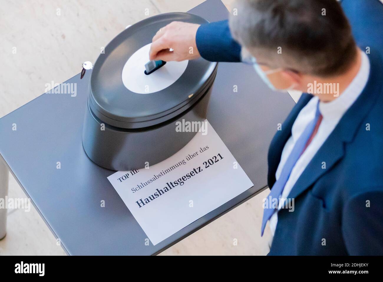 Berlino, Germania. 11 Dicembre 2020. Un membro del Parlamento voterà nel Bundestag durante la votazione finale per appello nominale sulla legge sul bilancio 2021. Credit: Christoph Soeder/dpa/Alamy Live News Foto Stock