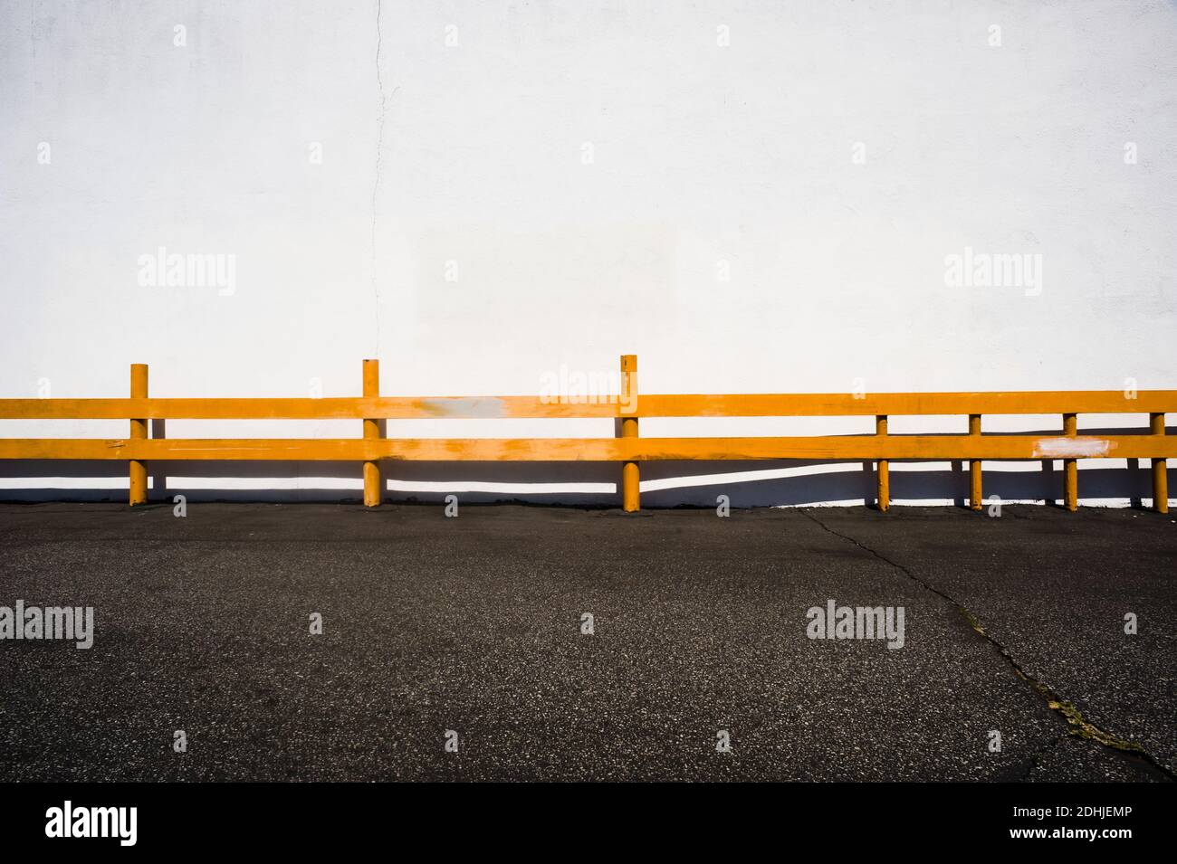 Ringhiera in legno su asfalto. Foto Stock