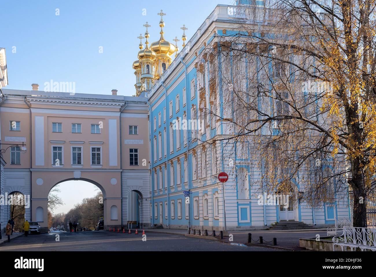 Tsarskoye Selo, San Pietroburgo, Russia - 10 novembre 2020: Persone nel cortile del Liceo Imperiale (a sinistra). Foto Stock