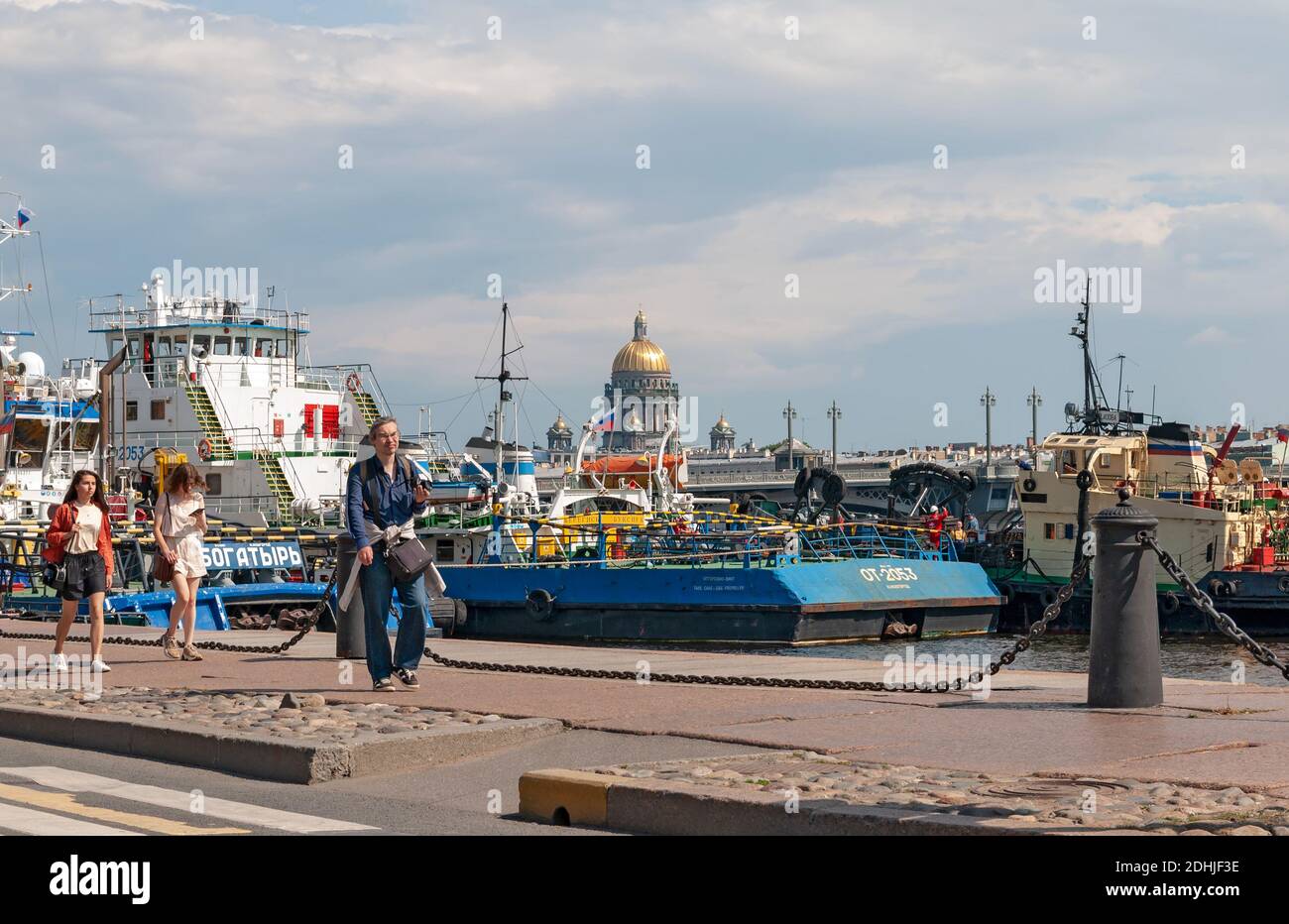 San Pietroburgo, Russia – 18 luglio 2020: La gente cammina sul lieutenente Schmidt Embankment vicino al fiume Neva e alle barche Foto Stock