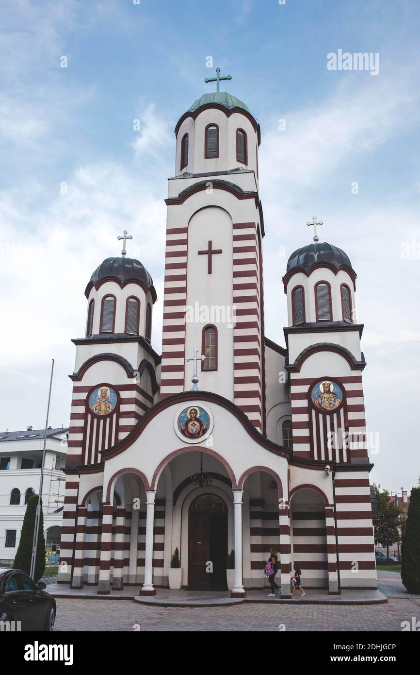 Una foto verticale della Chiesa Ortodossa di Santa Parascheva, Brcko, Serbia Foto Stock