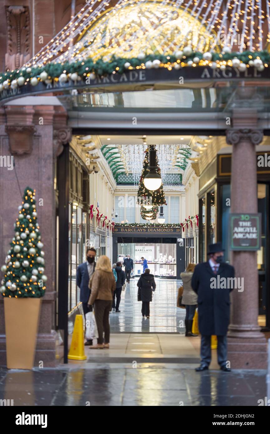 Glasgow, Scozia, Regno Unito. 11 Dicembre 2020. Nella foto: Il primo giorno di tutti i negozi non essenziali che possono essere aperti al pubblico dal momento che la regione è stata messa in blocco alla fase 4, Tuttavia, da questa mattina, la fase 3 è ora attiva, il che significa che i negozi al dettaglio non essenziali sono aperti con gli acquirenti che riempiono le strade sperando di ottenere un affare dell'ultimo minuto per Natale. Credit: Colin Fisher/Alamy Live News Foto Stock