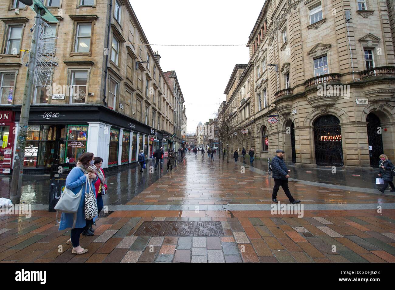 Glasgow, Scozia, Regno Unito. 11 Dicembre 2020. Nella foto: Il primo giorno di tutti i negozi non essenziali che possono essere aperti al pubblico dal momento che la regione è stata messa in blocco alla fase 4, Tuttavia, da questa mattina, la fase 3 è ora attiva, il che significa che i negozi al dettaglio non essenziali sono aperti con gli acquirenti che riempiono le strade sperando di ottenere un affare dell'ultimo minuto per Natale. Credit: Colin Fisher/Alamy Live News Foto Stock