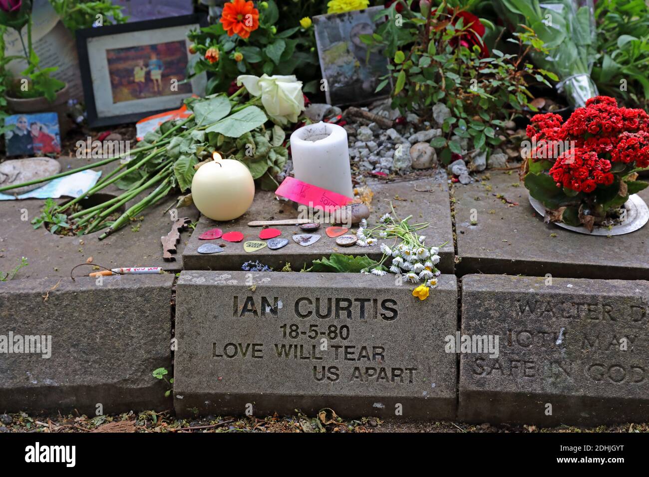Pietra commemorativa di Ian Curtis al crematorio di Macclesfield, Prestbury Road, Cheshire, Inghilterra, Regno Unito, SK10, etichetta di fabbrica, Joy Division cantante, scrittore di canzoni Foto Stock