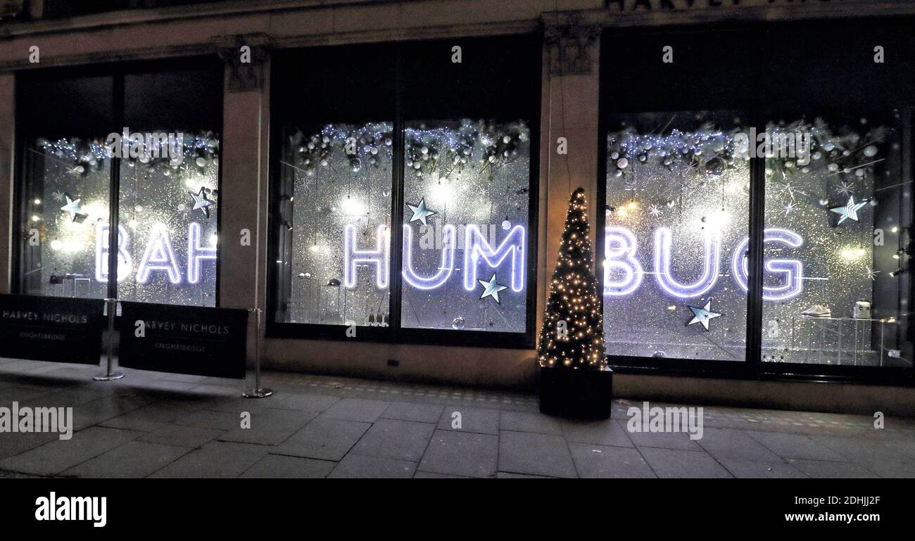 Un segno 'Bah Humbug' visto visualizzato sulla finestra principale di un negozio Harvey Nichols Knightsbridge a Londra. Un tempo conosciuto come il negozio preferito della principessa Diana, il grande magazzino Knightsbridge Harvey Nichols è decorato per Natale con il messaggio 'portare su 2021'. Foto Stock