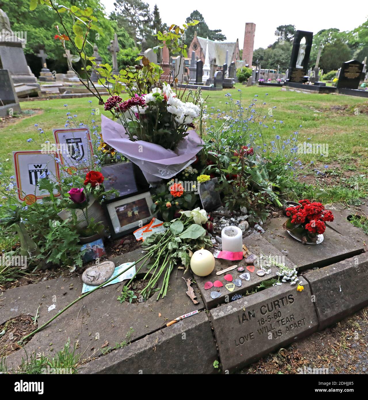 Pietra commemorativa di Ian Curtis al crematorio di Macclesfield, Prestbury Road, Cheshire, Inghilterra, Regno Unito, SK10, etichetta di fabbrica, Joy Division cantante, scrittore di canzoni Foto Stock