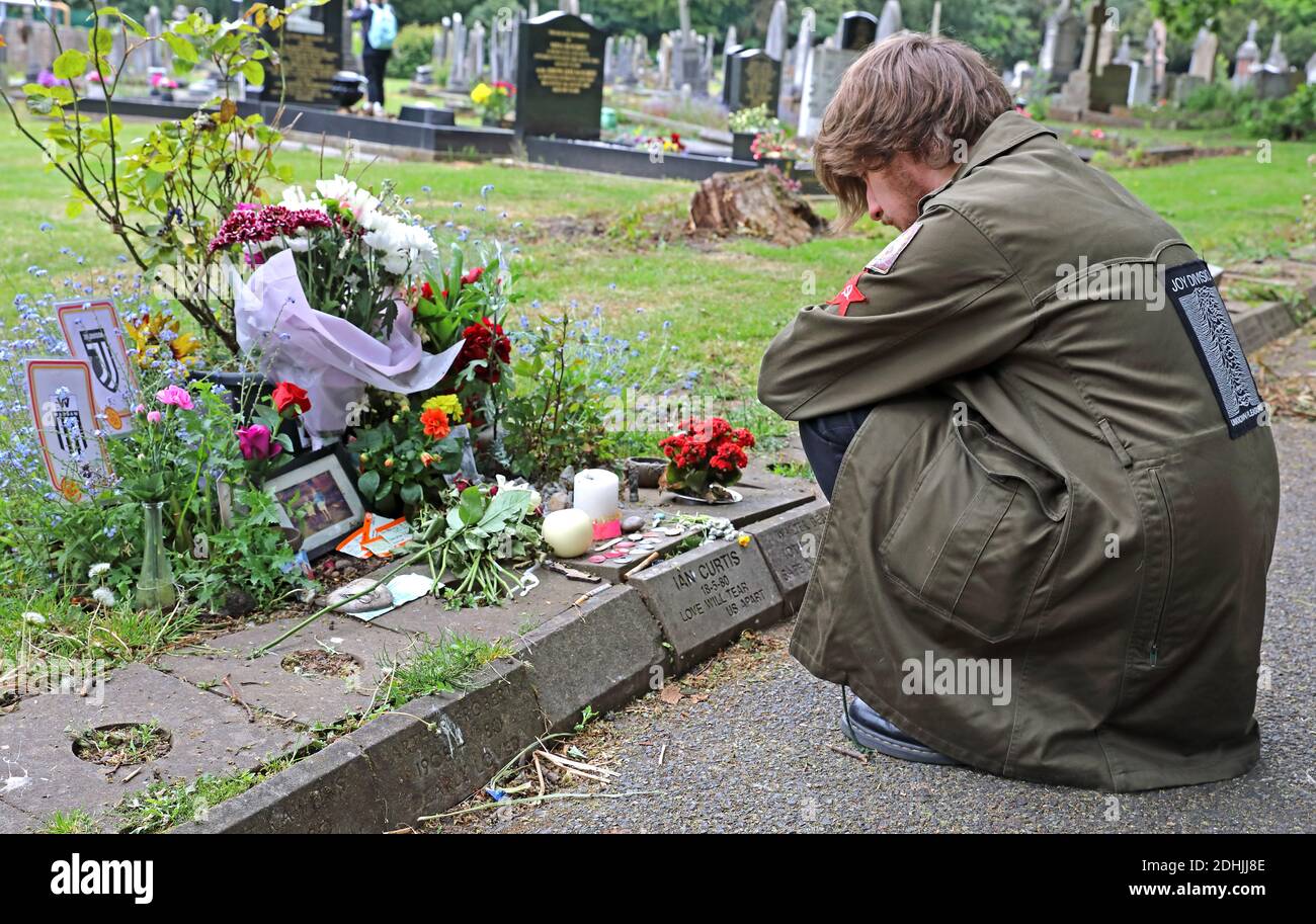 Fan di Ian Curtis Memorial Stone al Macclesfield crematorio, Prestbury Road, Cheshire, Inghilterra, Regno Unito, SK10, fabbrica Etichetta, cantante Joy Division, scrittore di canzone Foto Stock