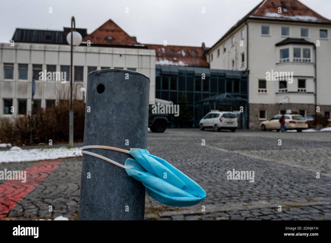 Zwiesel, Germania. 11 Dicembre 2020. Una copertura per bocca-naso usata pende su un palo di fronte all'Arberlandklinik. Il quartiere di Regen è ancora un punto di interesse per la corona. Credit: Armin Weigel/dpa/Alamy Live News Foto Stock