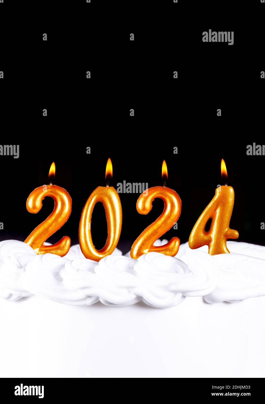 Quattro candele d'oro scrivono numeri fiamma felice anno nuovo 2024 sfondo nero Foto Stock