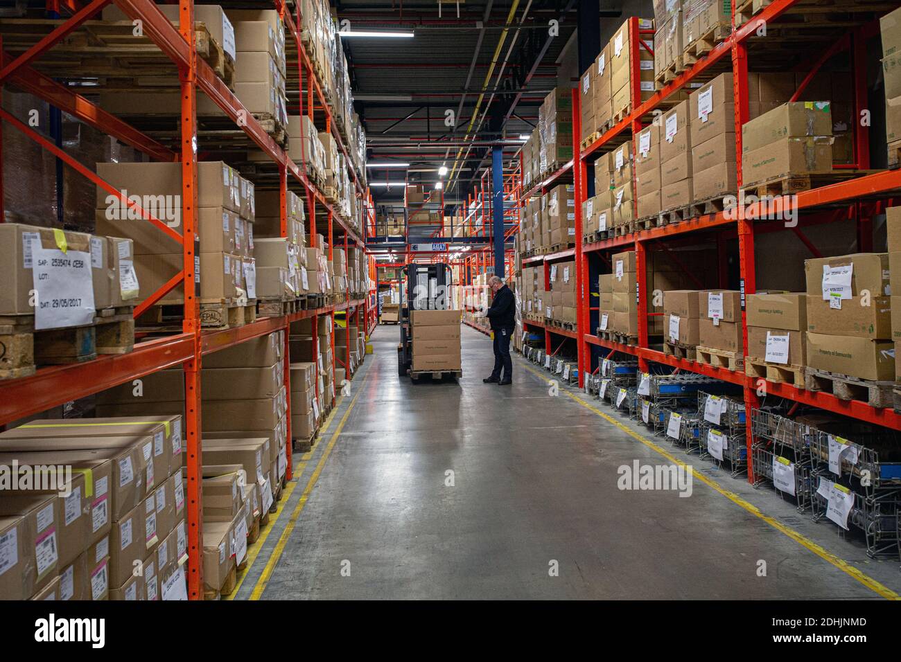Lavoratore di magazzino con un carrello elevatore a forche in magazzino Foto Stock Lavoratore di magazzino con un carrello elevatore a forche in magazzino Foto Stock