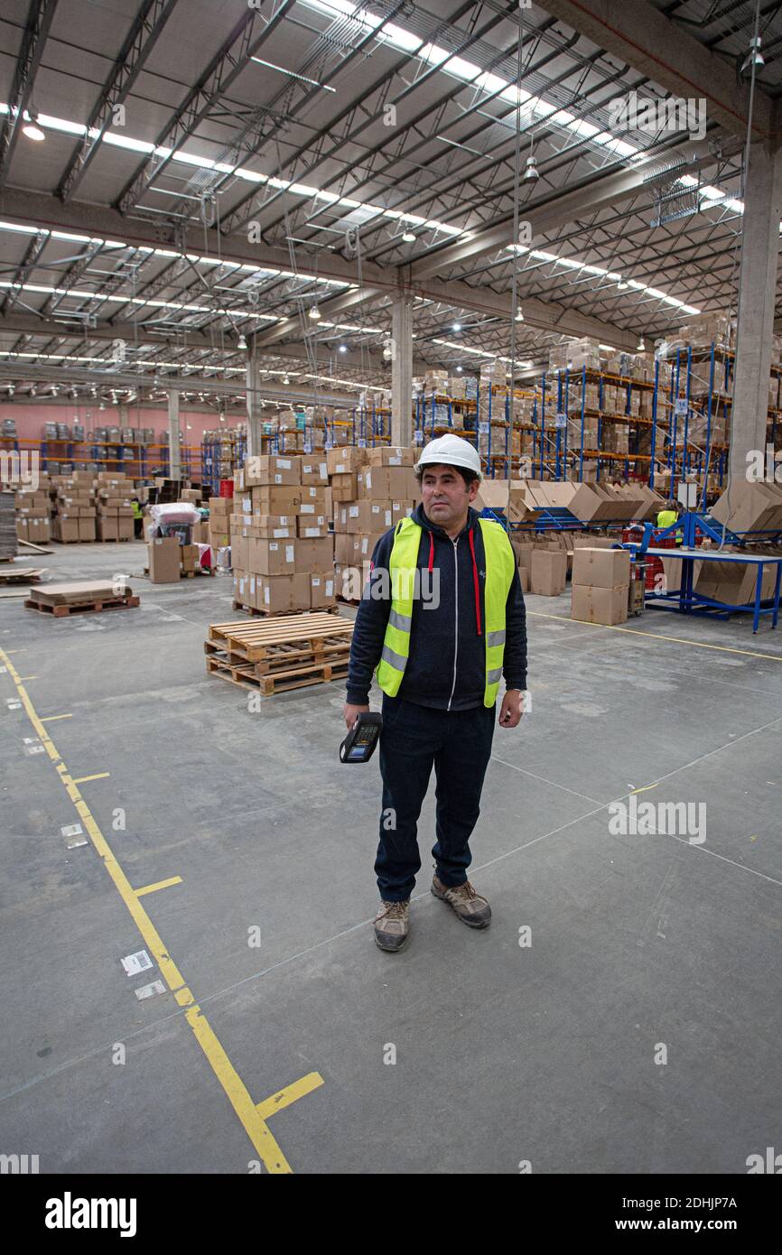 Ritratto del lavoratore di magazzino maschile in piedi con scanner di codici a barre in Centro di distribuzione warehouse/Samsonite Latinoamericano (LATA) in Cile Foto Stock Ritratto del lavoratore di magazzino maschile in piedi con scanner di codici a barre in Centro di distribuzione warehouse/Samsonite Latinoamericano (LATA) in Cile Foto Stock