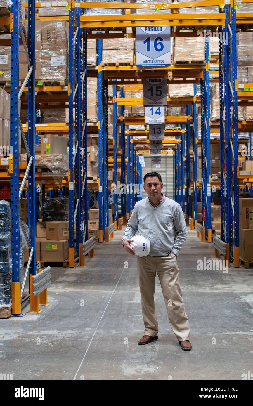 Uomo che indossa in piedi in magazzino a Samsonite latino-americano (LATA ) centro di distribuzione in Cile Foto Stock