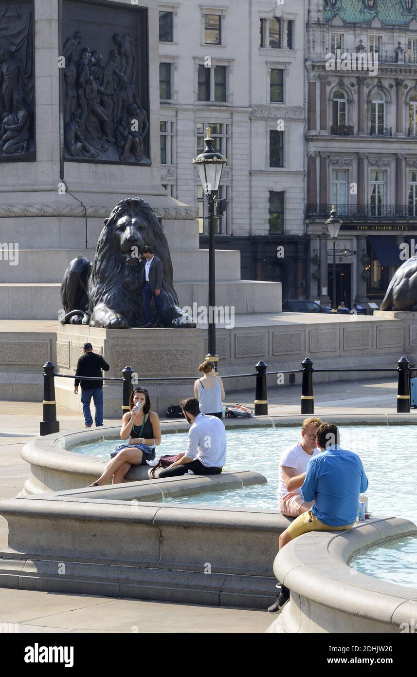 Londra, Inghilterra, Regno Unito. Persone che si rilassano e mangiano in Trafalgar Square, settembre Foto Stock