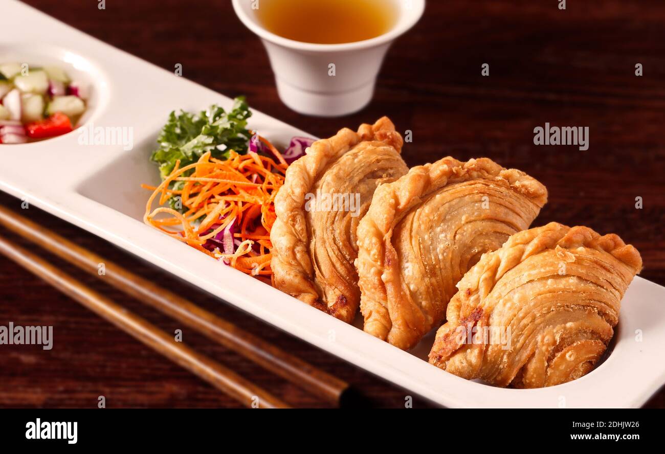 Purfi di curry con insalata in un ristorante tailandese Foto Stock