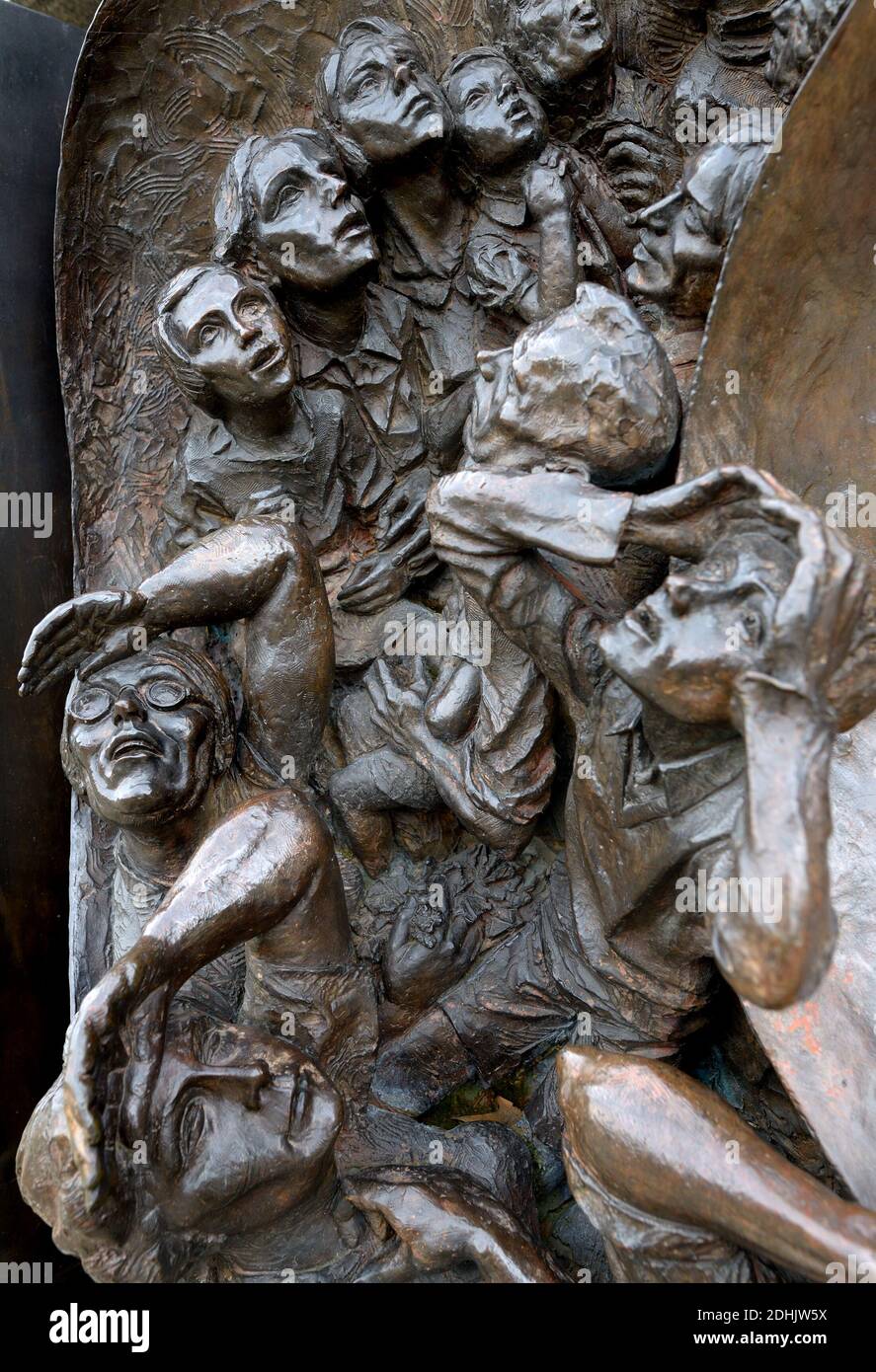 Londra, Inghilterra, Regno Unito. Battle of Britain Memorial (2005: Paul Day) Victoria Embankment. Dettaglio - civili durante il Blitz Foto Stock