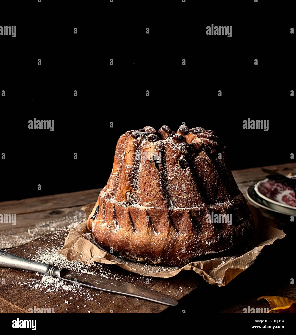 Fresco gustoso Kugelhopf su tavolo di legno stagionato vicino autunno secco foglie Foto Stock