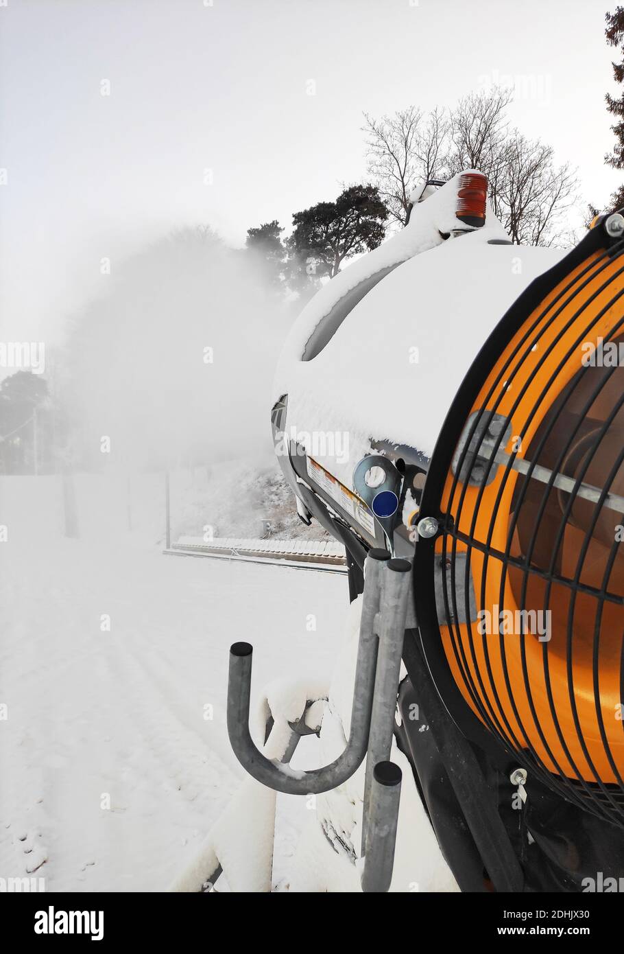 Pistola da neve mobile per la produzione di neve artificiale. Foto Stock