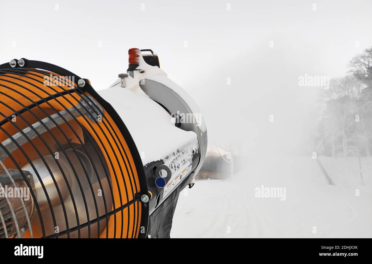 Pistola da neve mobile per la produzione di neve artificiale. Foto Stock