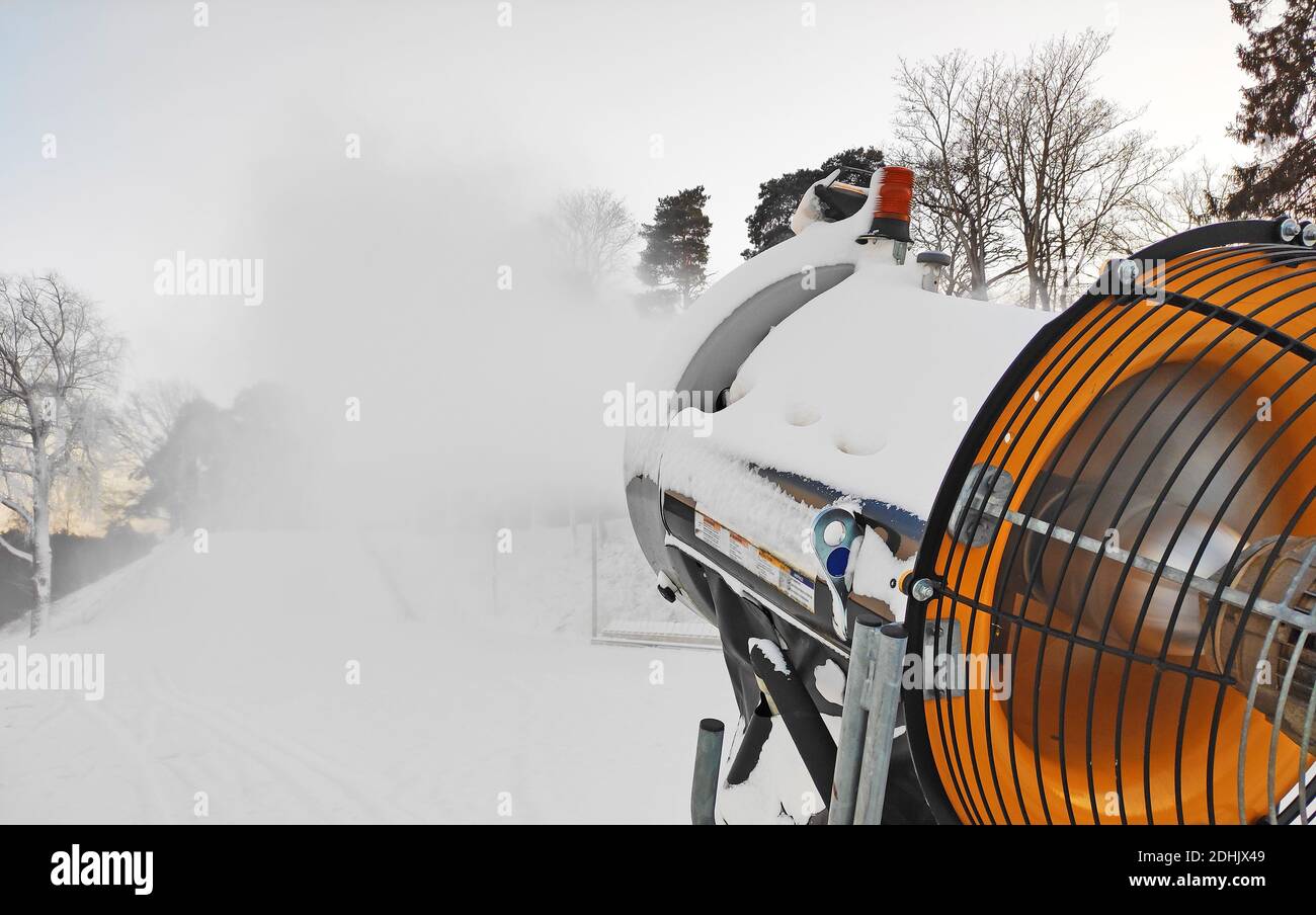 Pistola da neve mobile per la produzione di neve artificiale. Foto Stock