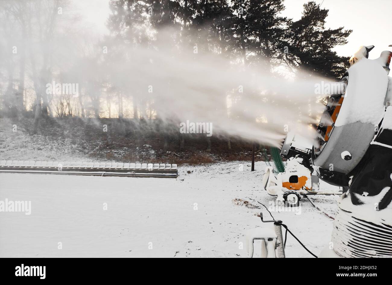 Pistole da neve mobili per la produzione di neve artificiale. Foto Stock