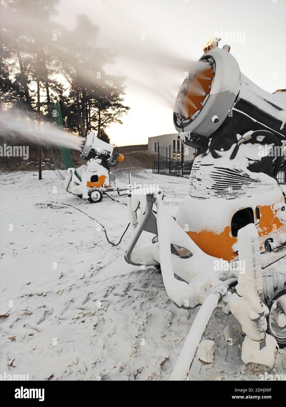 Pistole da neve mobili per la produzione di neve artificiale. Foto Stock