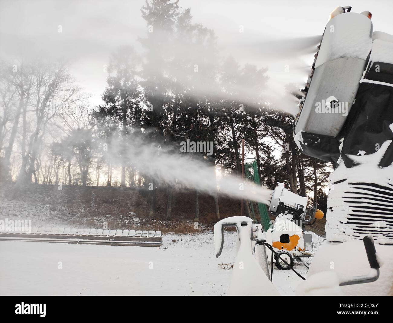 Pistole da neve mobili per la produzione di neve artificiale. Foto Stock