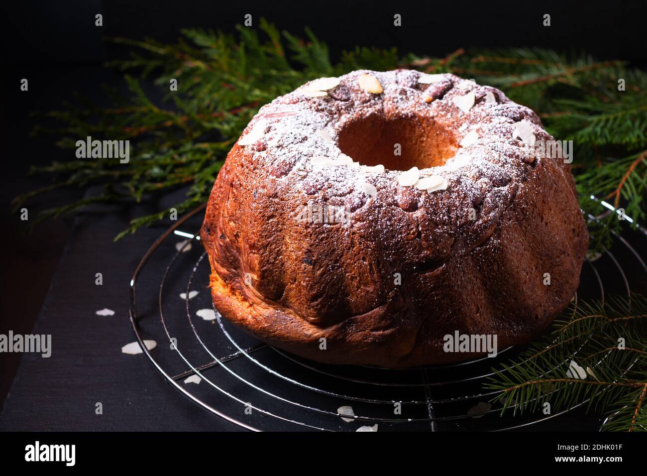 Concetto di cibo in casa Gugelhupf, Guglhupf, Kugelhopf, kouglof bundt torta lievito dell Europa Centrale su sfondo nero Foto Stock