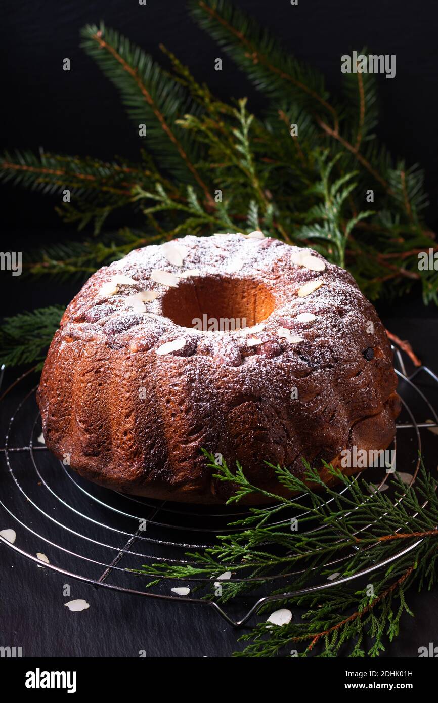 Concetto di cibo in casa Gugelhupf, Guglhupf, Kugelhopf, kouglof bundt torta lievito dell Europa Centrale su sfondo nero Foto Stock