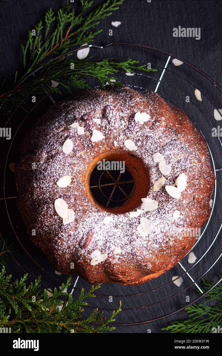 Concetto di cibo in casa Gugelhupf, Guglhupf, Kugelhopf, kouglof bundt torta lievito dell Europa Centrale su sfondo nero Foto Stock