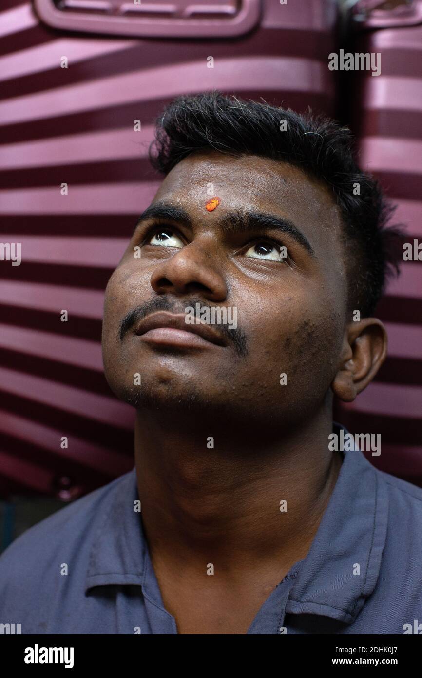 Lavoratori di sesso maschile presso l'unità di produzione di Samsonite in India Foto Stock