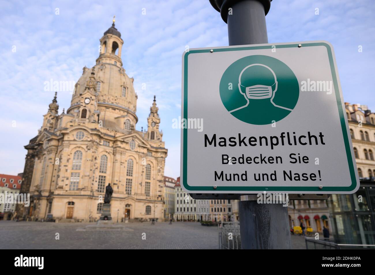 Dresda, Germania. 11 Dicembre 2020. Un cartello che indica che le maschere sono obbligatorie è appeso su un lampione sul Neumarkt di fronte alla Frauenkirche. La Sassonia vuole limitare ulteriormente la vita pubblica in considerazione dei drastici casi di infezione da corona nello Stato libero. Credit: Sebastian Kahnert/dpa-Zentralbild/dpa/Alamy Live News Foto Stock