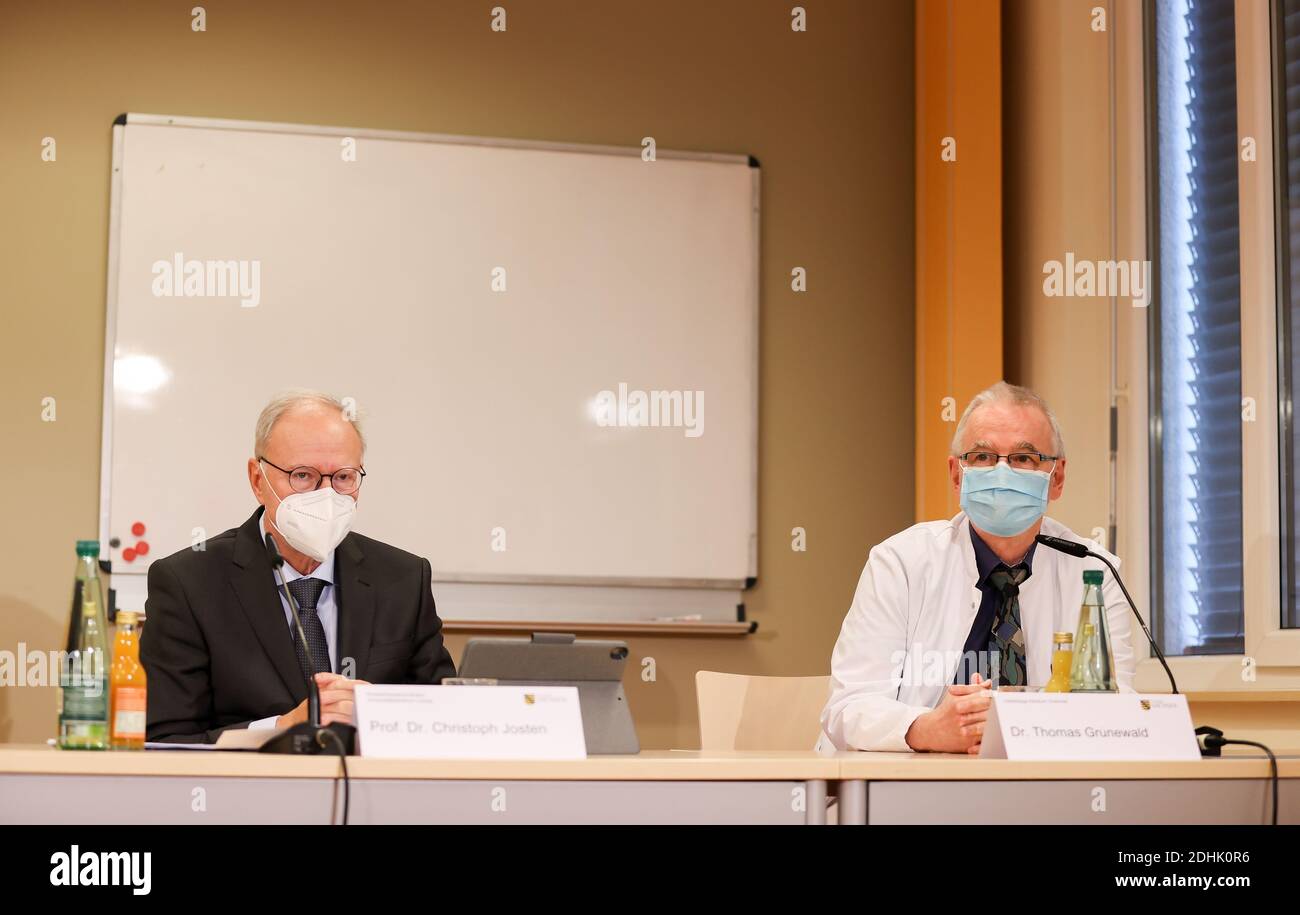 11 dicembre 2020, Sassonia, Aue: Christoph Josten (l), Ospedale Universitario di Lipsia, e Thomas Grünewald, infettologo dell'Ospedale Chemnitz, sono presenti in una conferenza stampa presso l'Ospedale Helios. Insieme alla Sassonia orientale, le montagne ore sono tra le regioni con la più alta incidenza di infezioni nello Stato libero. Da sabato (12.12.2020), le maschere saranno obbligatorie ovunque all'aperto. Come in altri locali della corona sassone, è vietato servire e consumare alcol in pubblico. Casa o appartamento non può più essere lasciato senza una buona ragione. Persone che non hanno un perm Foto Stock