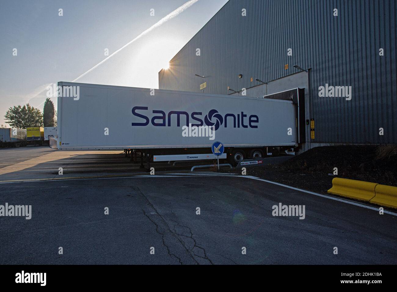 Magazzino di distribuzione con autocarri in attesa di caricamento presso lo stabilimento di produzione di Samsonite a Oudenaarde, Belgio Foto Stock