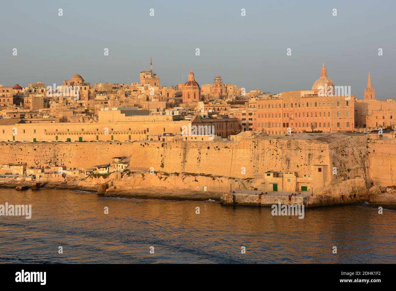 Malta, la Valletta, questa città tipica con i magnifici colori del sole nascente, è un sito patrimonio dell'umanità dell'UNESCO. Foto Stock