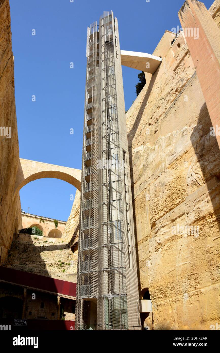 Malta, la Valletta, l'ascensore superiore Barrakka permette di collegare il porto e la cima della città murata seguendo i bastioni del 16 ° secolo. Foto Stock