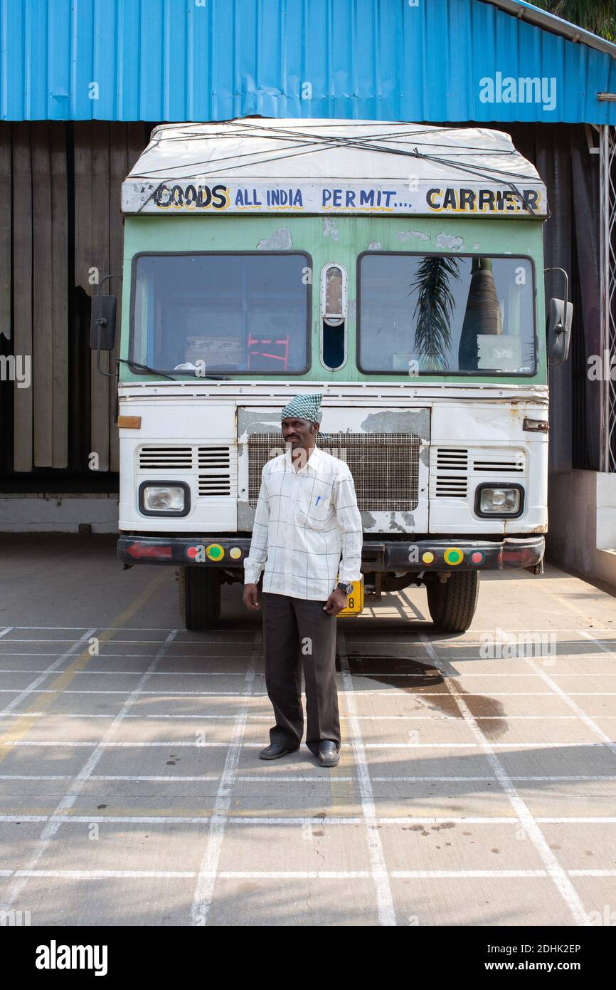 Guida, camion, magazzino di distribuzione in India Foto Stock