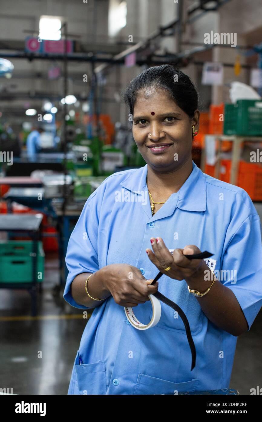 Lavoratrice femminile presso l'unità di produzione di Samsonite in India Foto Stock