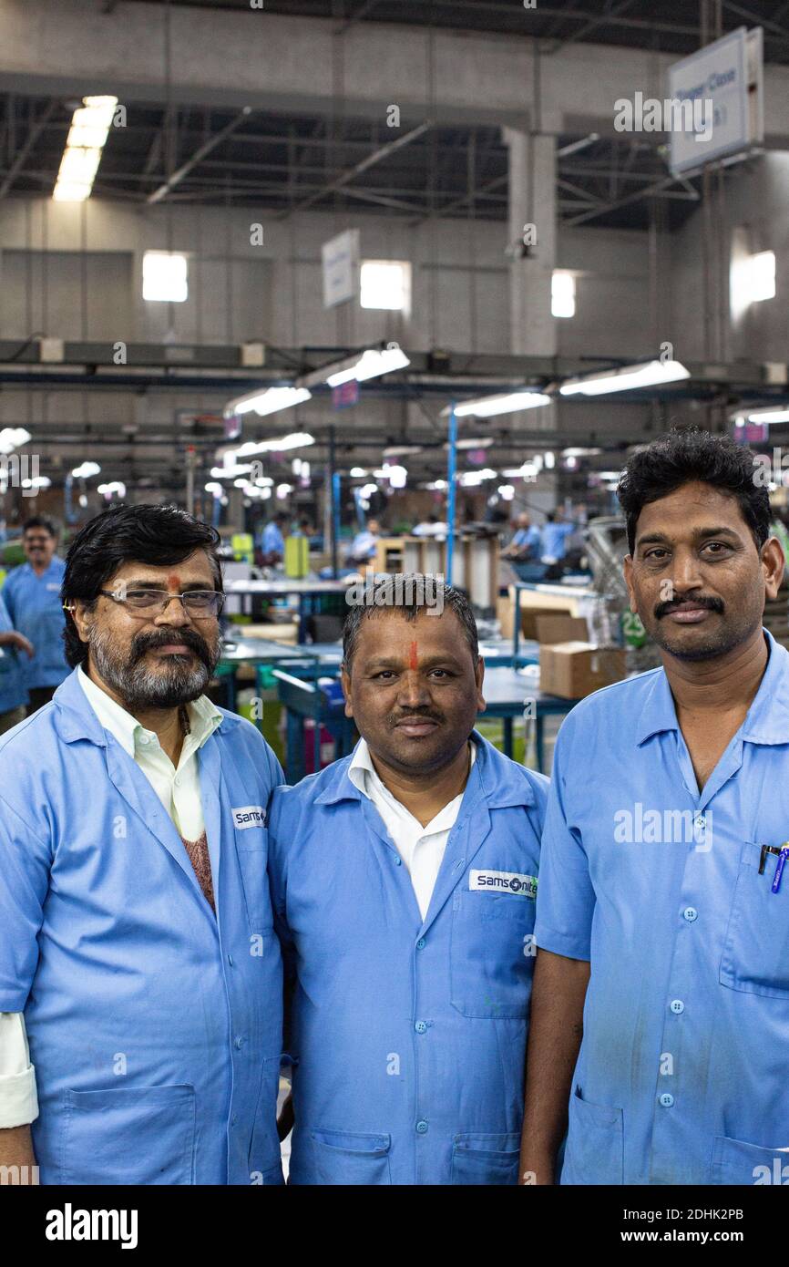 Lavoratori di sesso maschile presso l'unità di produzione di Samsonite in India Foto Stock