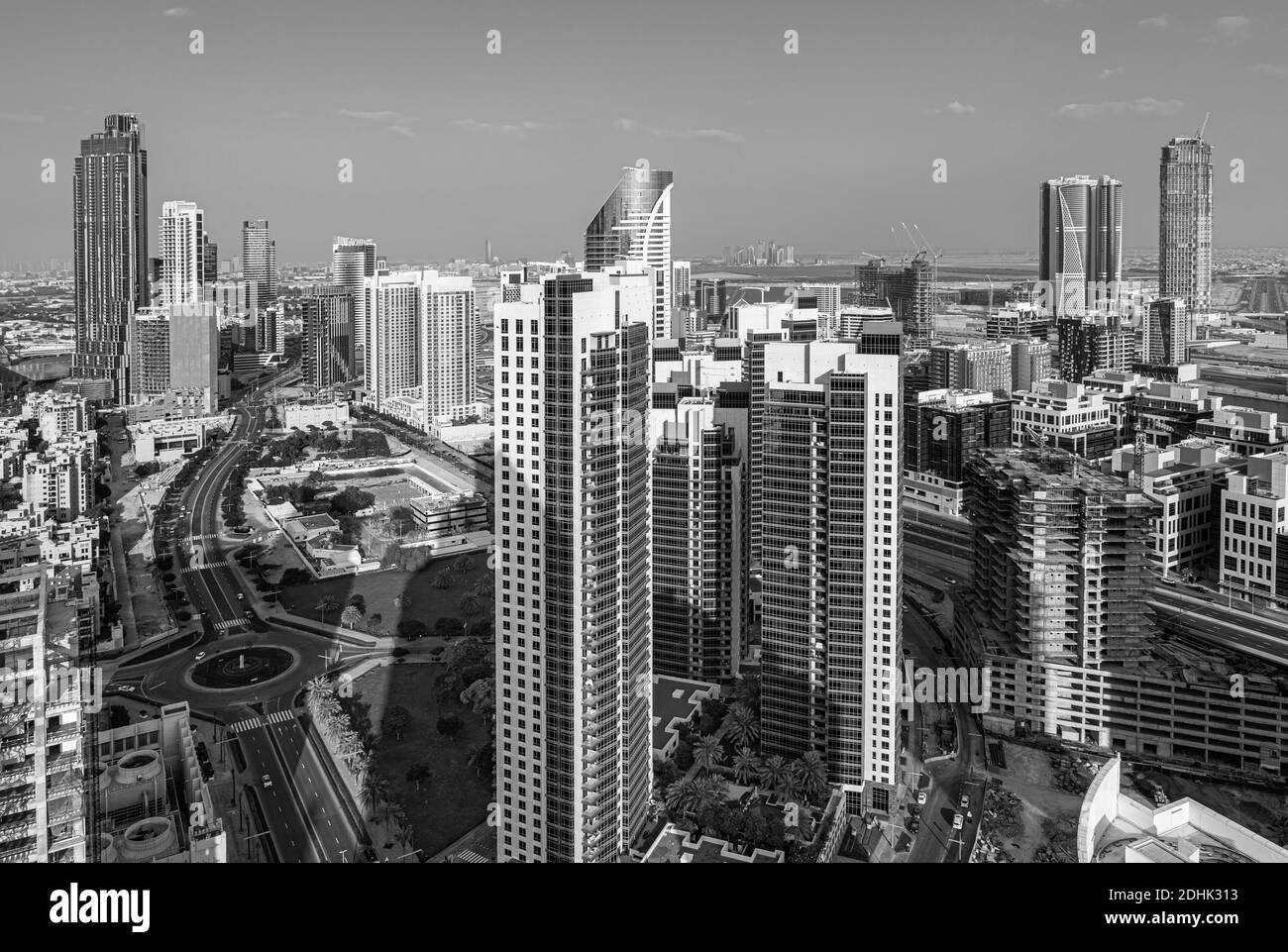 I cammelli sulla spiaggia di Jumeirah e grattacieli in backround in Dubai, Dubai, Emirati Arabi Uniti Foto Stock