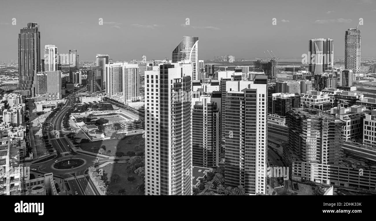 I cammelli sulla spiaggia di Jumeirah e grattacieli in backround in Dubai, Dubai, Emirati Arabi Uniti Foto Stock