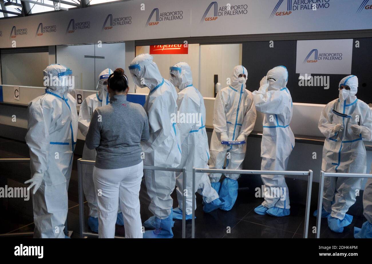 Palermo, Italia. 11 Dicembre 2020. Palermo.Coronavirus, tamponi faringei agli arrivi all'aeroporto Falcone Borsellino. PH.Alessandro Fucarini. Credito solo per uso editoriale: Agenzia fotografica indipendente/Alamy Live News Foto Stock