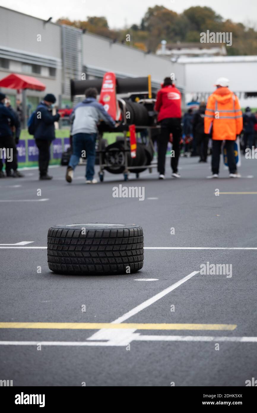 Concetto di gara umida, pneumatici da pioggia per auto motorsport su circuito asfaltato linea di partenza griglia fuoco selettivo Foto Stock