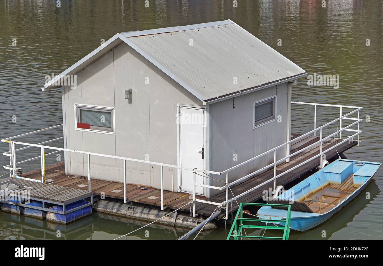 Piccola casa galleggiante pontone al fiume Sava Foto Stock