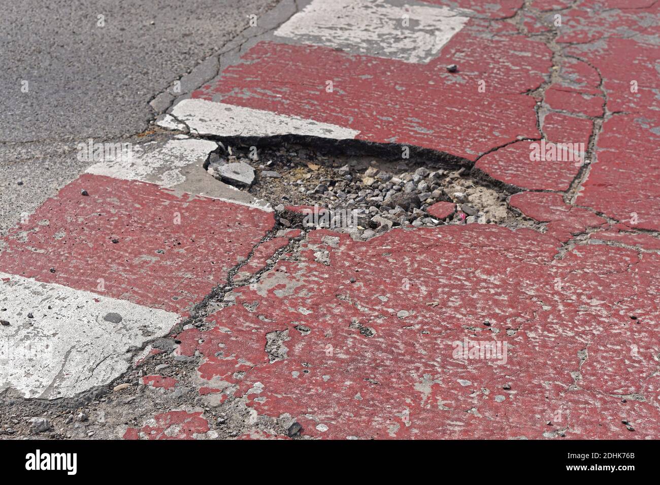 Pootole molto grande e profondo in asfalto all'incrocio di strada Foto Stock