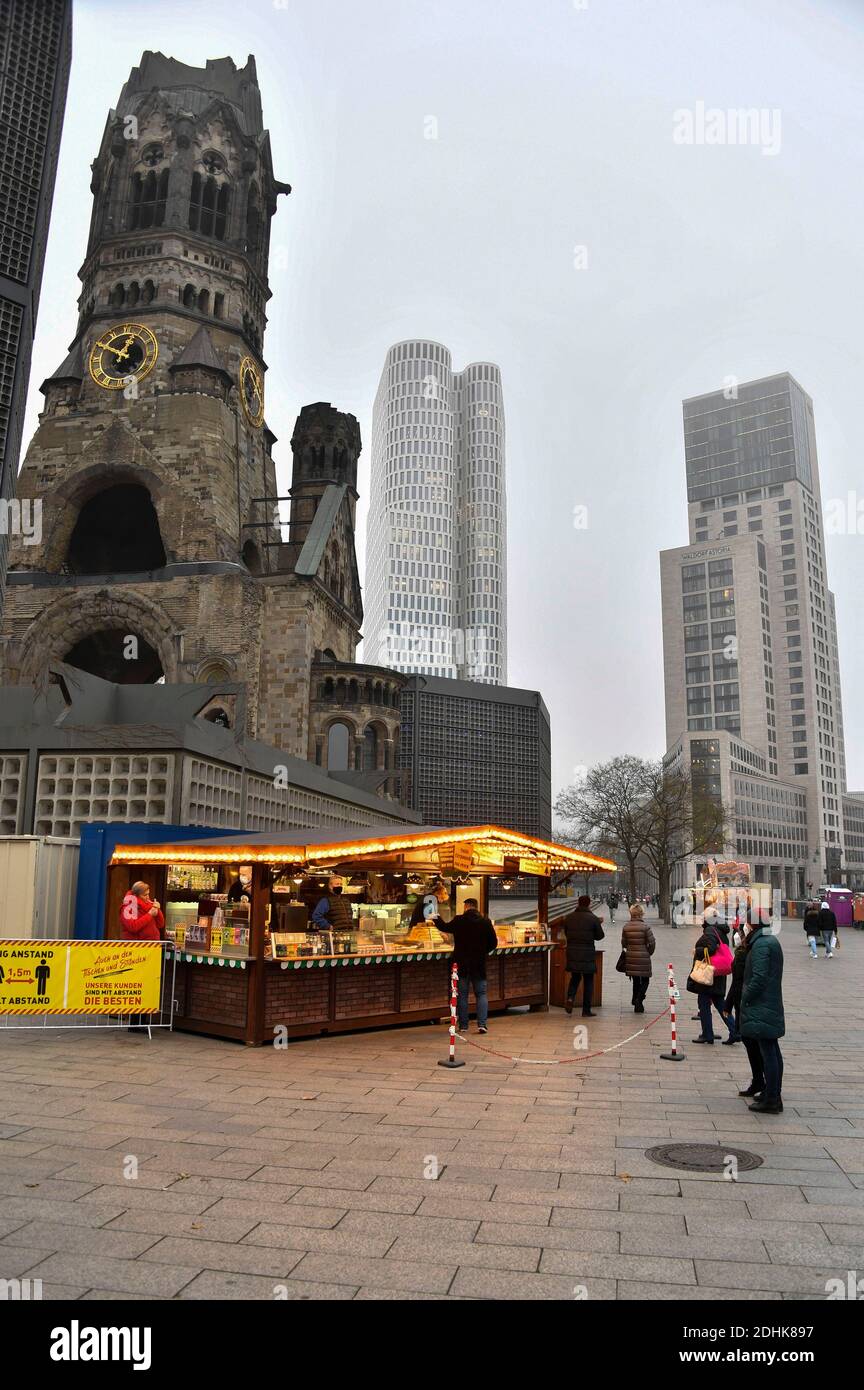 In alternativa ai mercati di Weihafterts  LW AT  , quest'anno ci sono stand individuali con Weihaftertsschmuck e offerte come VIN brulé, mandorle e bratwurst, qui a City West in Breitscheidplatz. Berlino, 10 dicembre 2020 | utilizzo in tutto il mondo Foto Stock