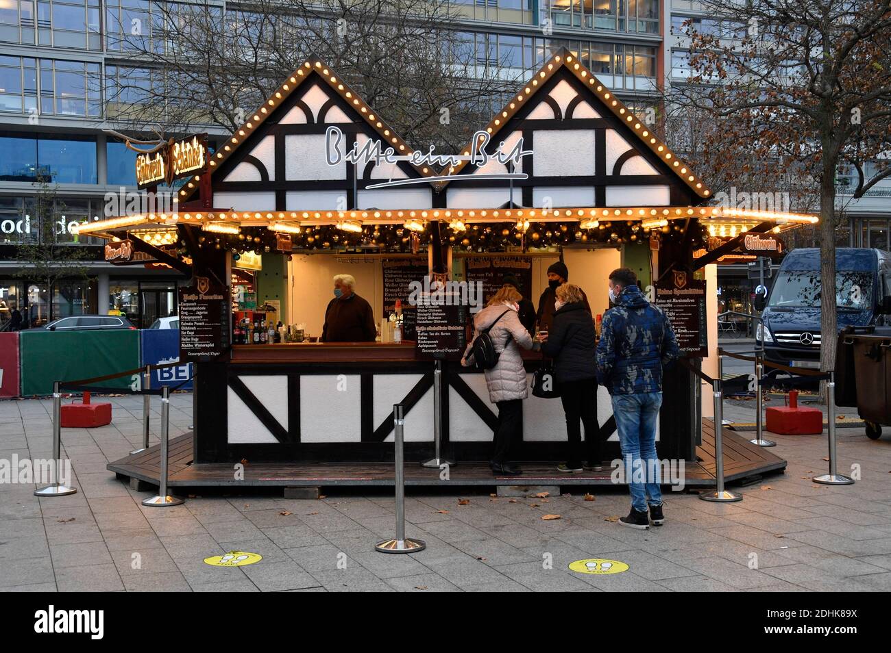 In alternativa ai mercati di Weihafterts  LW AT  , quest'anno ci sono stand individuali con Weihaftertsschmuck e offerte come VIN brulé, mandorle e bratwurst, qui a City West in Breitscheidplatz. Berlino, 10 dicembre 2020 | utilizzo in tutto il mondo Foto Stock